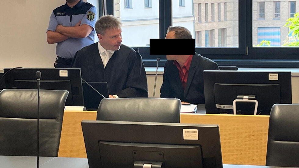 Michael S. berät sich am Landgericht mit seinem Anwalt