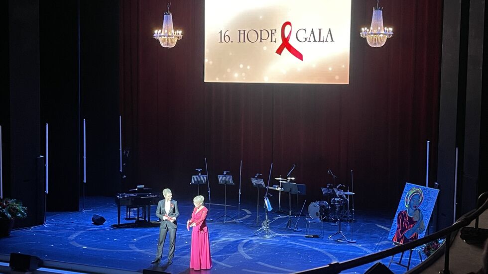 Kronleuchter und jede Menge wunderschöne Kleidung: Das Moderatorenduo auf der Bühne. Kronleuchter und jede Menge wunderschöne Kleidung: Das Moderatorenduo auf der Bühne.