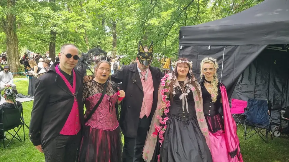 Rötliche Töne und Schwarz sind auch 2026 wieder die dominierenden Farben beim Viktorianischen Picknick im Leipziger Clara-Zektin-Park.