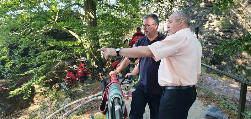 Landrat Michael Geißler machte sich am Montag ein Bild vom Ausmaß des Brandes.