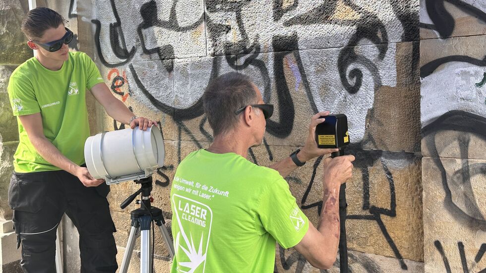 Mitarbeiter von lasercleaning.eco zeigen die Lasermethode 