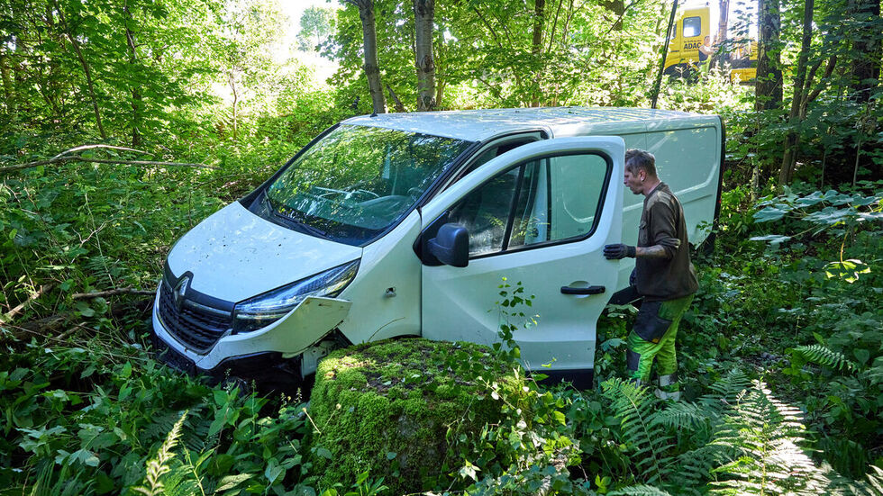 Der Wagen kam erst im Wald zum Stillstand.
