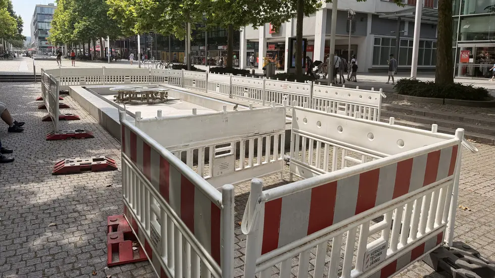 Die Reinigungs - und Instandsetzungsarbeiten sollen bis zu 10.000 Euro kosten, teilte die Stadt mit Die Reinigungs - und Instandsetzungsarbeiten sollen bis zu 10.000 Euro kosten, teilte die Stadt mit