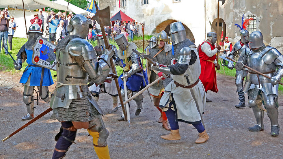 Die Hobbyritter an der Schlossruine.
