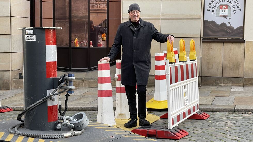 Steffen Rietzschel vom Amt für Wirtschaftsförderung an einer der Sperren 