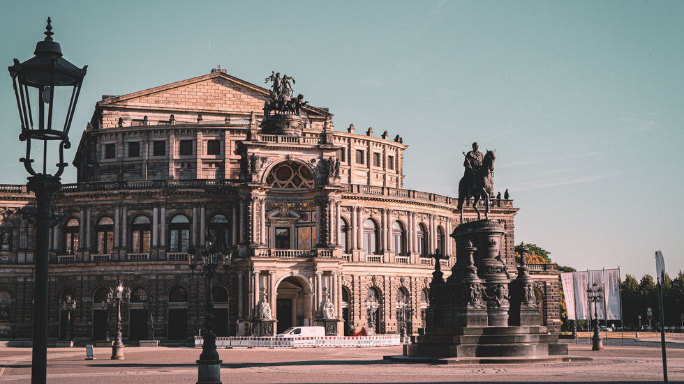 Mehr als zwei Jahre hat das Coronavirus auch den Opernbetrieb der Semperoper infiziert. Inzwischen hat sich die Lage vor und auf der Bühne nahezu normalisiert.