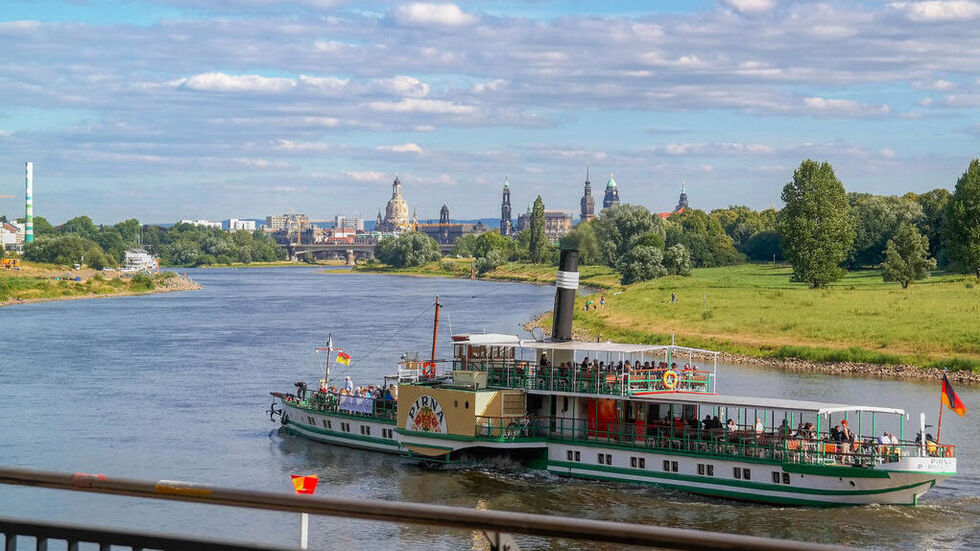 Auf der Elbe müssen die Schiffe reduziert werden. (Symbolbild)