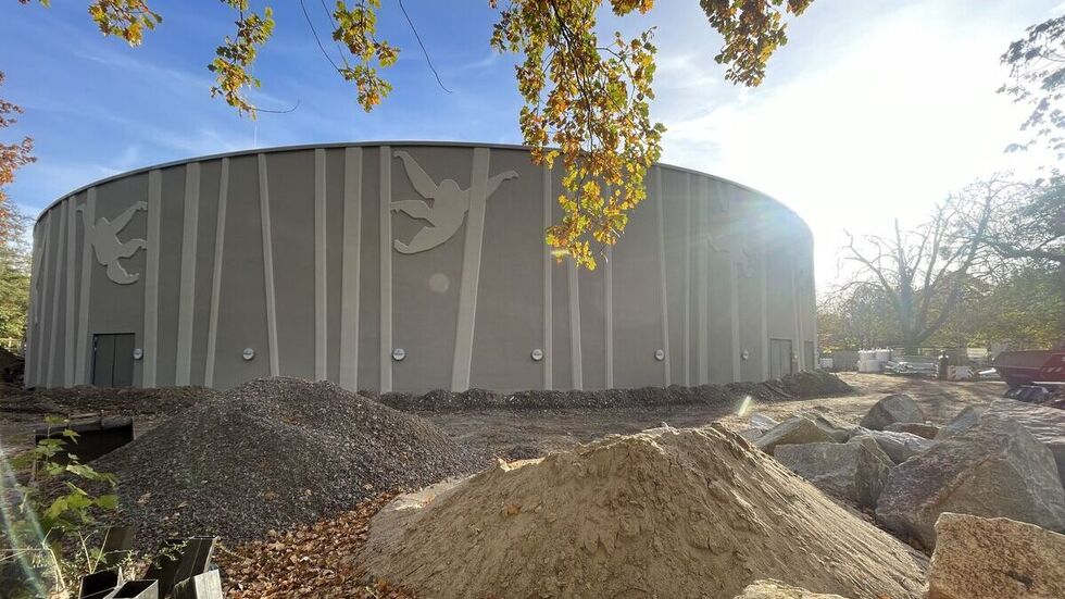 Für die Besucher sichtbar: Die Außenfassade des Orang-Utan-Hauses steht!