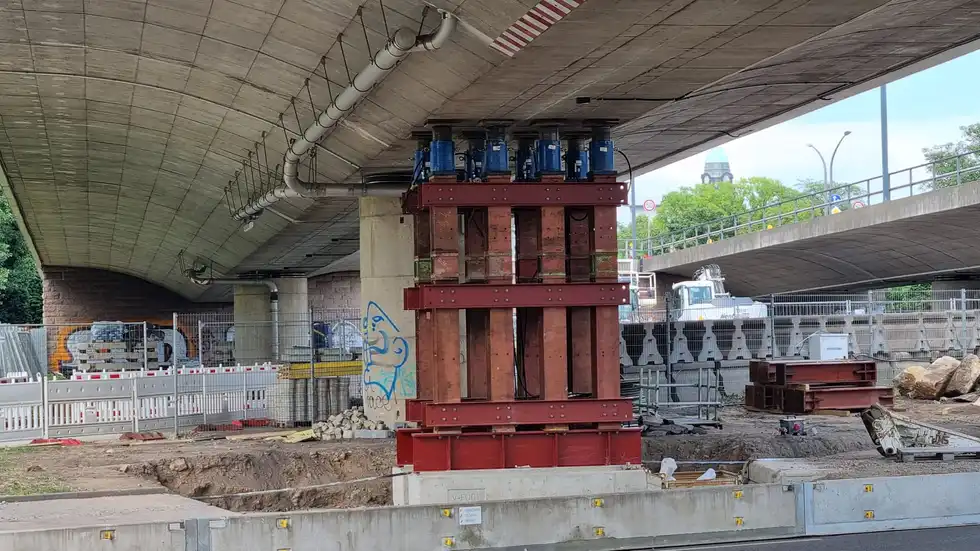 Die erste der vier Notstützen an der Brücke steht Die erste der vier Notstützen an der Brücke steht