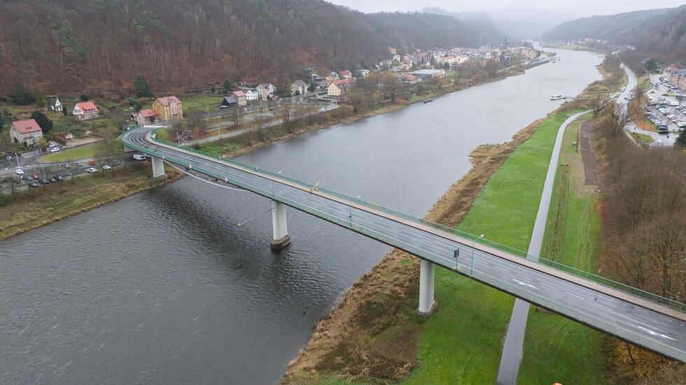 Die Bad Schandauer Elbbrücke ist wieder geöffnet. Dennoch soll links davon eine Behelfsbrücke gebaut werden Die Bad Schandauer Elbbrücke ist wieder geöffnet. Dennoch soll links davon eine Behelfsbrücke gebaut werden