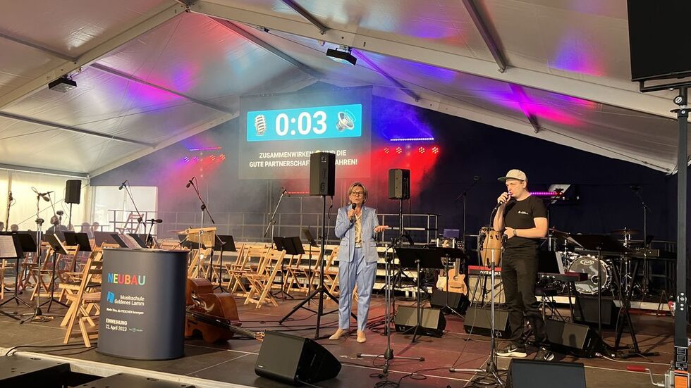 Ministerin Barbara Klepsch rappt mit Johann Beurich aka DorFuchs Ministerin Barbara Klepsch rappt mit Johann Beurich aka DorFuchs