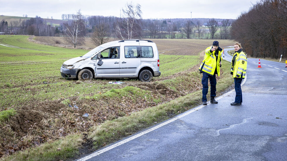 Der VW Caddy landete auf einem Feld.