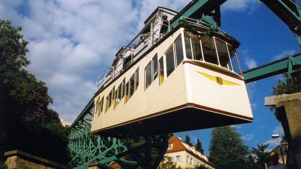 Wochenlang musste die Schwebebahn stillstehen. Ab Samstag dürfen die Fahrgäste wieder mitschweben. (Archivbild)