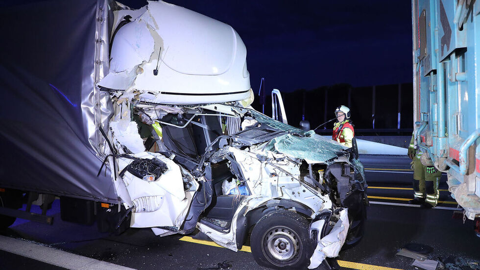 Der polnische Kleintransporter wurde bei dem Unfall schwer beschädigt. Der Fahrer kam ins Krankenhaus. Der polnische Kleintransporter wurde bei dem Unfall schwer beschädigt. Der Fahrer kam ins Krankenhaus.