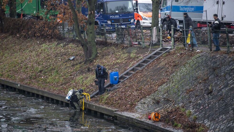Im Schifffahrtskanal suchen die Beamten nach weiteren Beweisen. Im Schifffahrtskanal suchen die Beamten nach weiteren Beweisen.