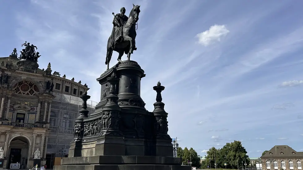 König-Johann-Denkmal vor der Semperoper