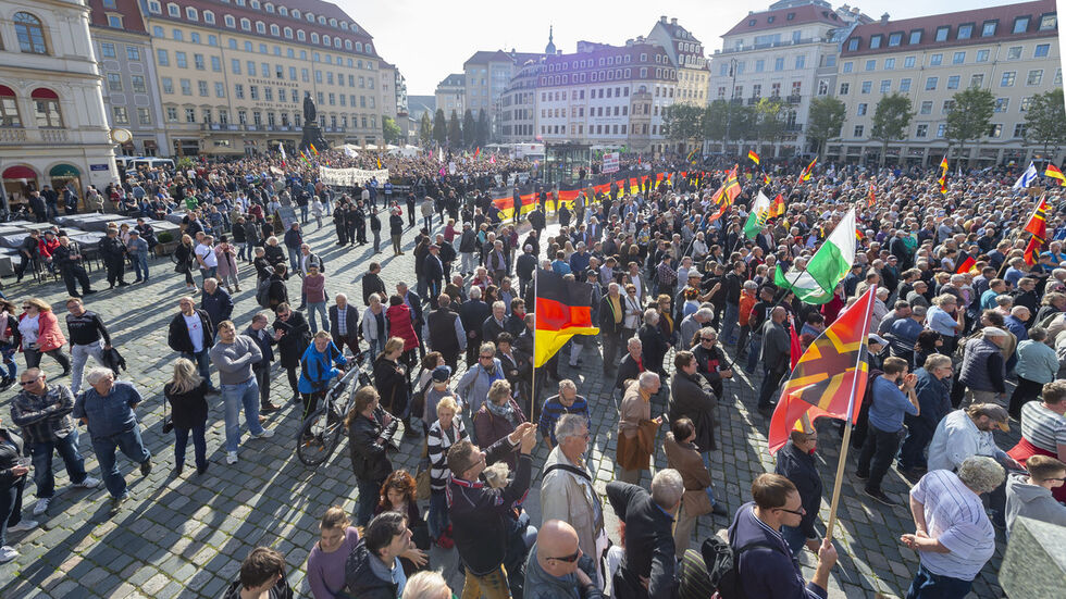 20.Oktober 2019. Teilnehmer einer Kundgebung von Pegida und Teilnehmer von Gegenkundgebungen stehen auf dem Altmarkt.