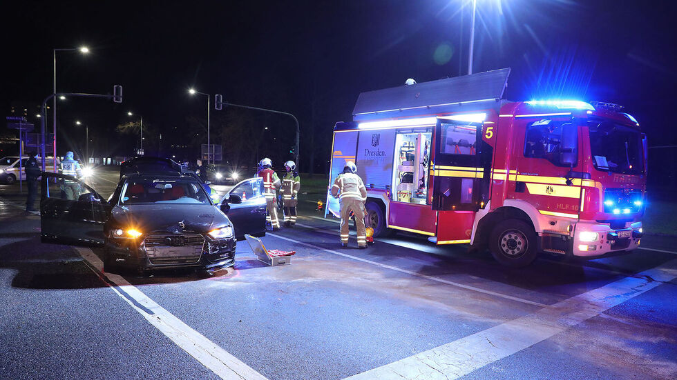 Der verunfallte Audi auf der Kreuzung. Der verunfallte Audi steht auf der Kreuzung