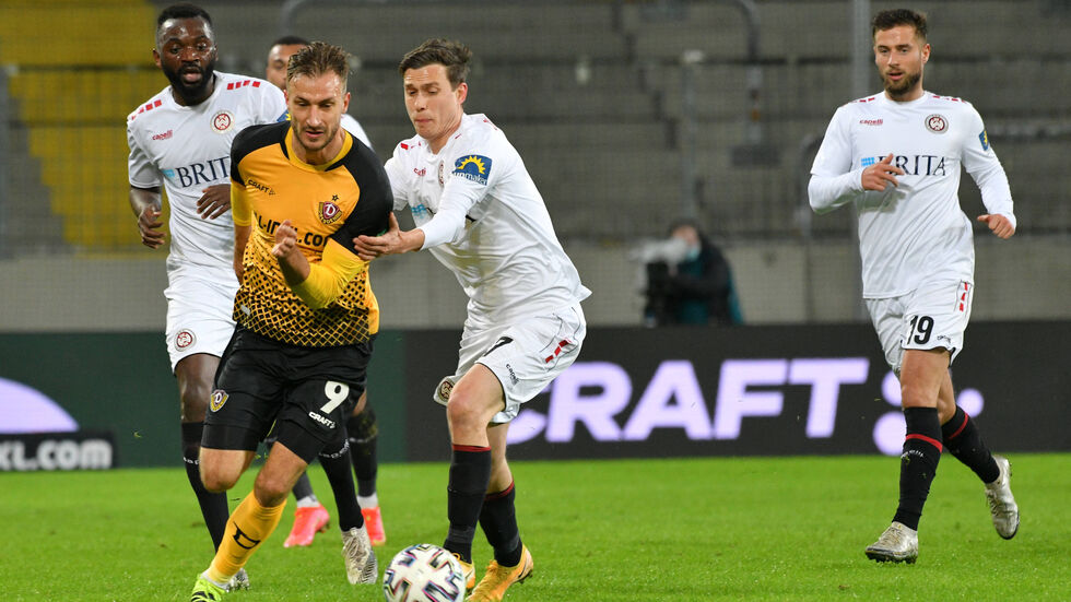 Dynamo's Torschütze Pascal Sohm im Laufduell mit vier Wiesbadenern Dynamo's Torschütze Pascal Sohm im Laufduell mit vier Wiesbadenern