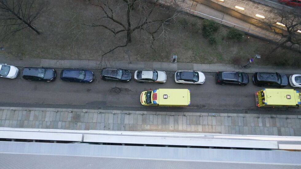 Der Rettungsrucksack wurde aus großer Höhe aus dem Fenster geworfen.