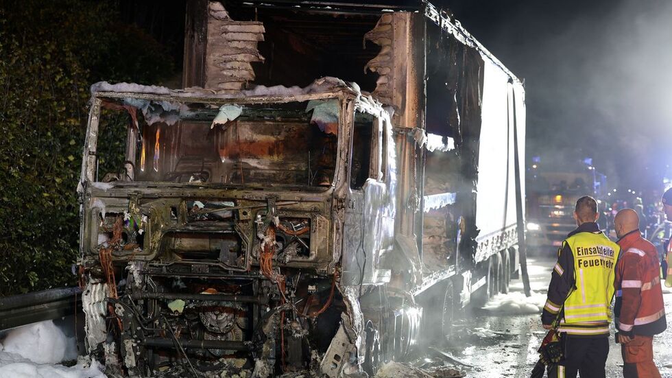 Der LKW wurde bei dem Feuer völlig zerstört. Der LKW wurde bei dem Feuer völlig zerstört.