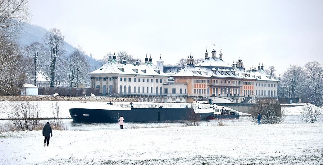 Schloss Pillnitz als Kulisse für den Schiffs-Giganten