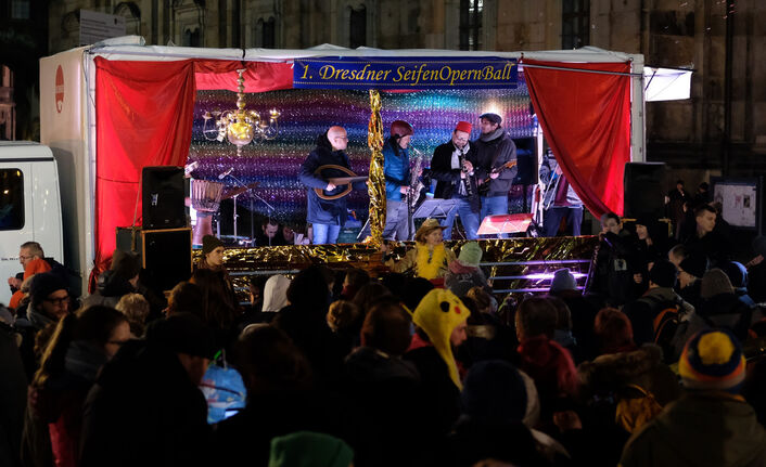 Auf dem Schloßplatz versammelten sich Demonstranten zum