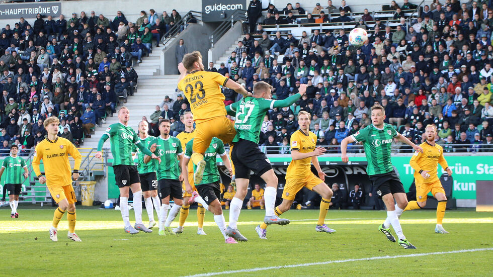 Lars Bünning köpft zum zwischenzeitlichen 2:1 für Dynamo ein Lars Bünning köpft zum zwischenzeitlichen 2:1 für Dynamo ein
