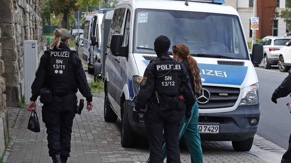 Laut unserem Reporter führten die Beamten mehrere Personen ab Laut unserem Reporter führten die Beamten mehrere Personen ab