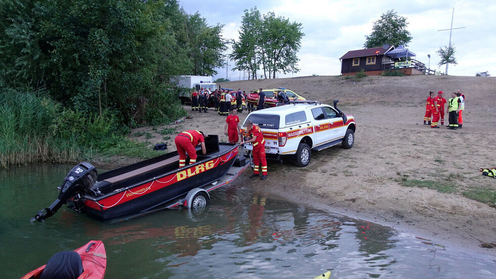 Mit Boot und aus der Luft wurde nach dem mutmaßlich untergegangenen Badegast gesucht. 