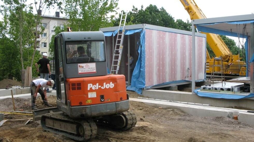 Auch beim Gymnasium Klotzsche standen zeitweise mobile Raumeinheiten. (Archivbild)