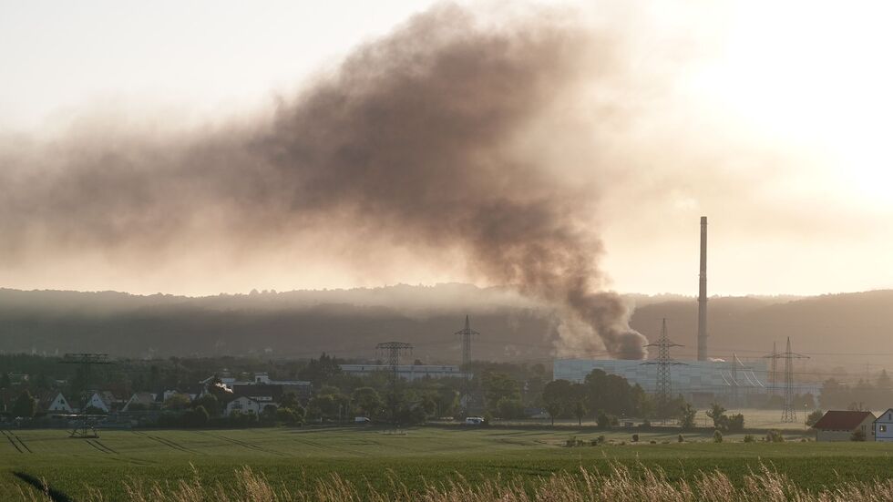 In einem Entsorgungsbetrieb in Großzschachwitz ist am Freitag Feuer ausgebrochen. Die Rauchsäule ist weit zu sehen In einem Entsorgungsbetrieb in Großzschachwitz ist am Freitag Feuer ausgebrochen. Die Rauchsäule ist weit zu sehen