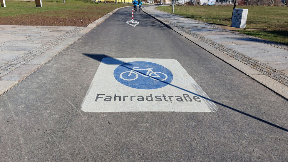 Fahrradstraßen wie diese könnte es künftig neben der Radroute Ost auch mehrfach in Dresden geben. (Archivbild) Fahrradstraßen wie diese könnte es künftig neben der Radroute Ost auch mehrfach in Dresden geben. (Archivbild)