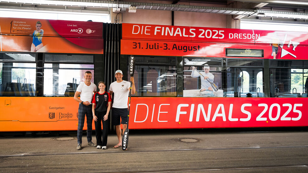 DVB-Vorstand Lars Seiffert, Turnerin Mia Neumann und Kanute Tom Liebscher-Lucz stellen die Finals-Straßenbahn der DVB vor. DVB-Vorstand Lars Seiffert, Turnerin Mia Neumann und Kanute Tom Liebscher-Lucz stellen die Finals-Straßenbahn der DVB vor.