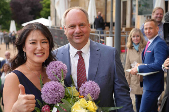 Wiedergewählter Oberbürgermeister Dirk Hilbert mit seiner Frau Su Yeon bei der Wahlparty auf Schloss Eckberg