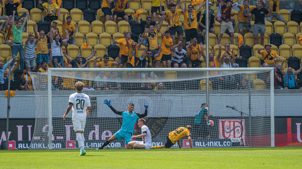 Christoph Daferner erzielt in der 41. Minute den 1:0 Führungstreffer Christoph Daferner erzielt in der 41. Minute den 1:0 Führungstreffer