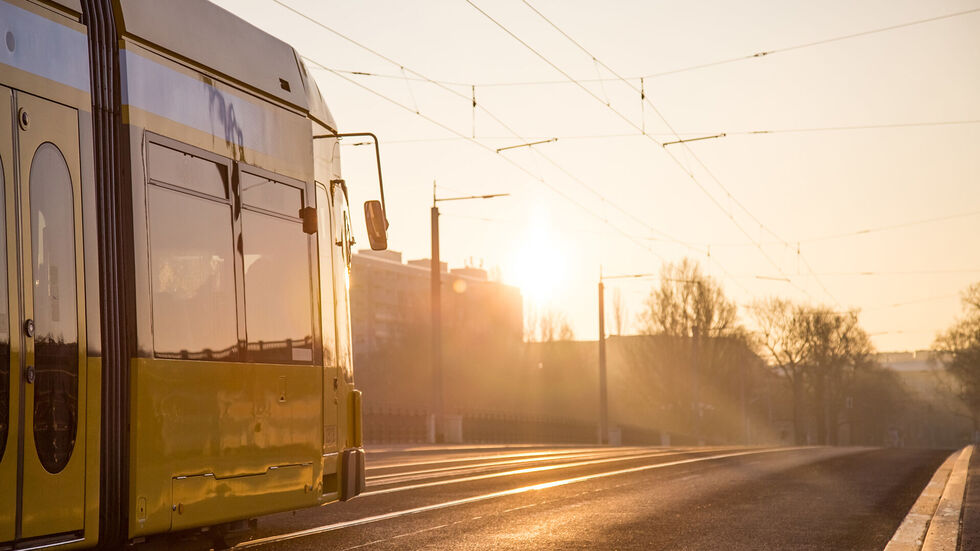 Die Dresdner Verkehrsbetriebe (DVB) leiten die Straßenbahnlinien 1 und 2 um. (Symbolbild)