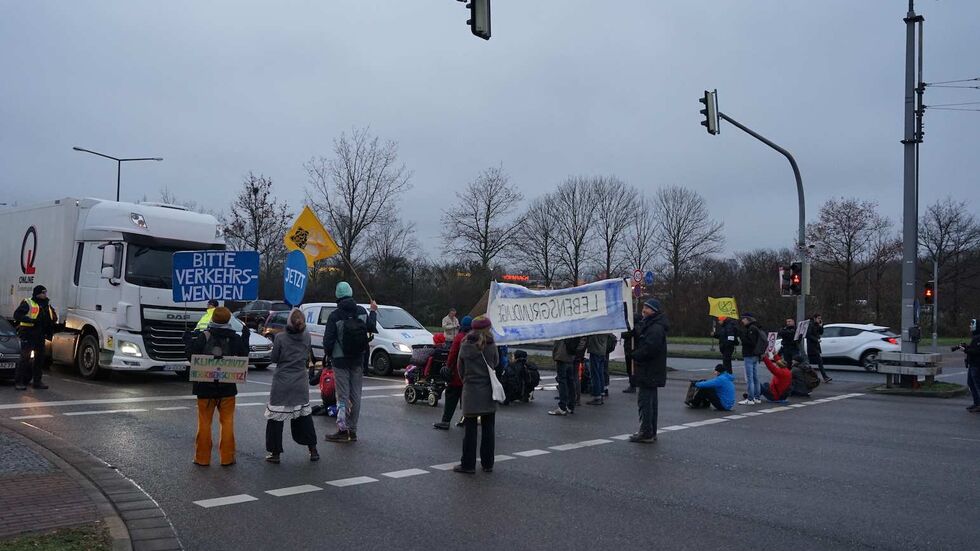 Mitten im morgendlichen Berufsvehr wurde die wichtige Verkehrsader am Elbepark blockiert 