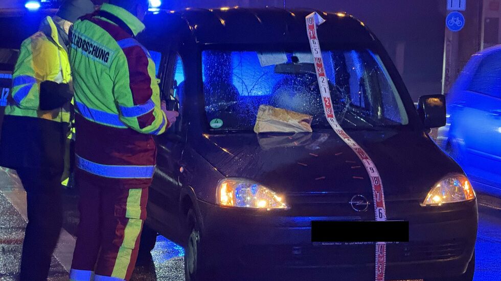 Der Mann wollte am Donnerstag Abend die Schandauer Straße überqueren, als er von einem Transporter erfasst wurde. 