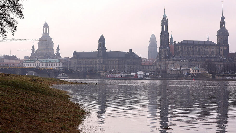 Der Elbpegel soll am Sonntag höher als 4 Meter liegen. (Archvbild)