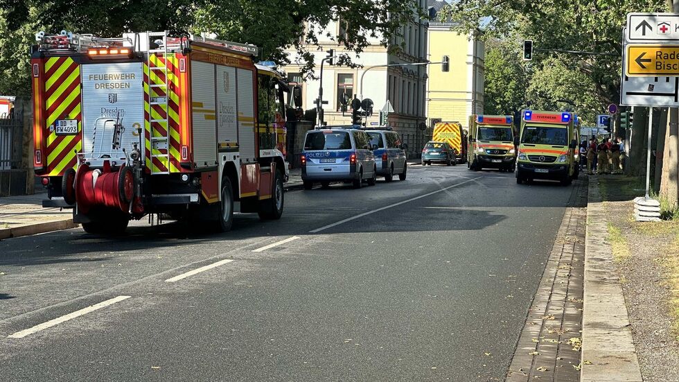 Zahlreiche Rettungskräfte eilen zum Unglücksort.