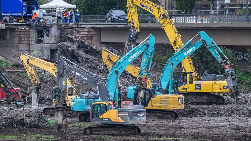 Mit Hochdruck arbeiteten die Bagger am Abriss der Carolabrücke. Mit Hochdruck arbeiteten die Bagger am Abriss der Carolabrücke.