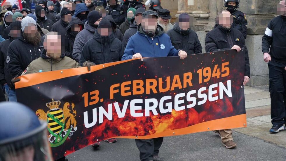 Zahlreiche Vertreter der rechten Szene ziehen durch Dresden.