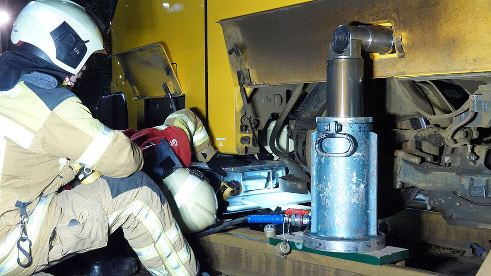 Feuerwehrleute bei der entgleisten Bahn.