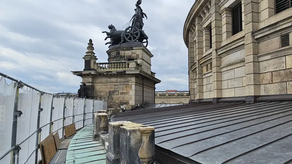 Blick auf elbseitige Balustrade mit zurückgebauten Balustern und Quadriga im Hintergrund Blick auf elbseitige Balustrade mit zurückgebauten Balustern und Quadriga im Hintergrund