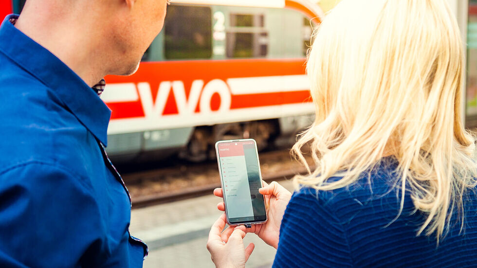 Fahrgäste kaufen ihre Tickets immer öfter mit dem Smartphone. VVO und DB reagieren. Fahrgäste kaufen ihre Tickets immer öfter mit dem Smartphone. VVO und DB reagieren.