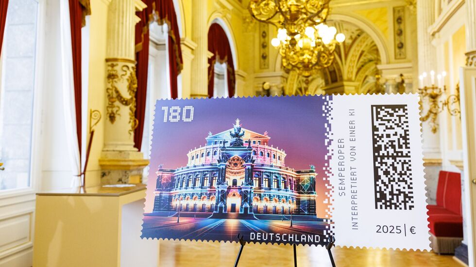 Die neue Briefmarke zeigt ein KI-generiertes Bild der Semperoper. Sie wurde im festlichen Ambiente der Oper vorgestellt