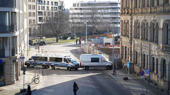 Am Bahnhof Mitte bereitet sich die Polizei mit Großaufgebot auf die angekündigte Neonazi-Demo vor.