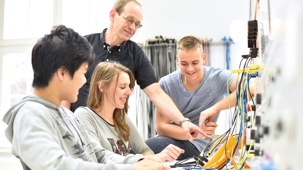 Jugendliche tauschen die Schulbank wieder gegen einen Ein-Tages-Job für den guten Zweck. (Symbolbild)