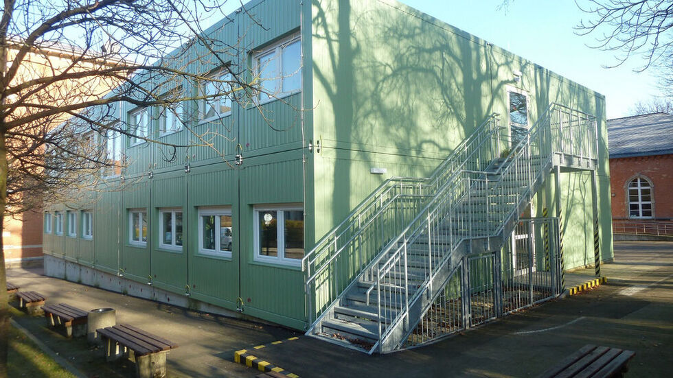 Um alle Asylbewerber unterbringen zu können, musste die Stadt einst mobile Raumeinheiten mieten (Symbolbild) Um alle Asylbewerber unterbringen zu können, musste die Stadt einst mobile Raumeinheiten mieten (Symbolbild)